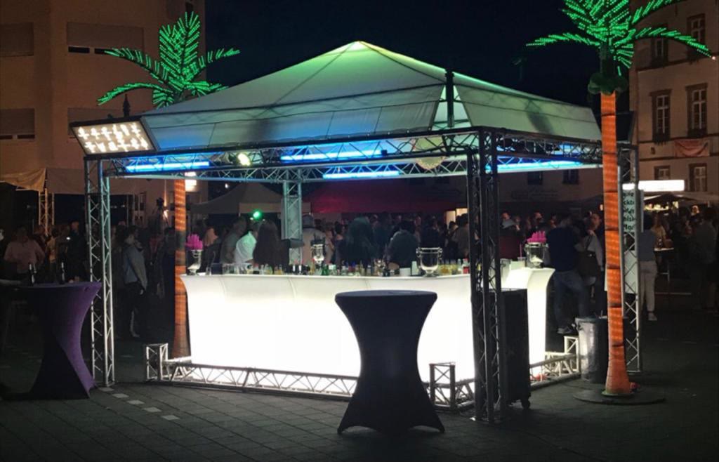 Esquina Latina Bar-Zelt beim Festival mit LED-Palmen